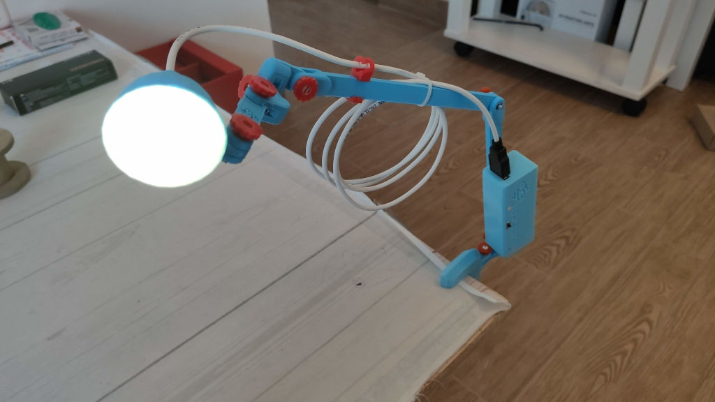 Face of USB light blue lamp fixed with clamp