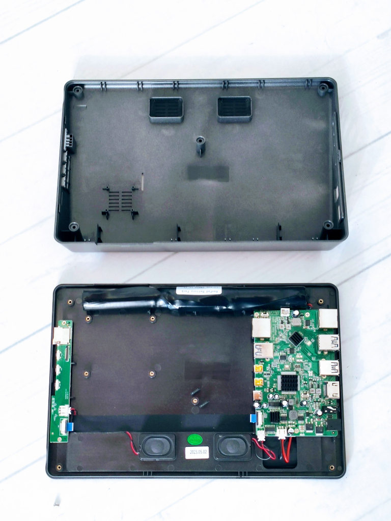 Inizio Configurazione RasPad: Apertura del Dispositivo per l'Installazione del Raspberry Pi