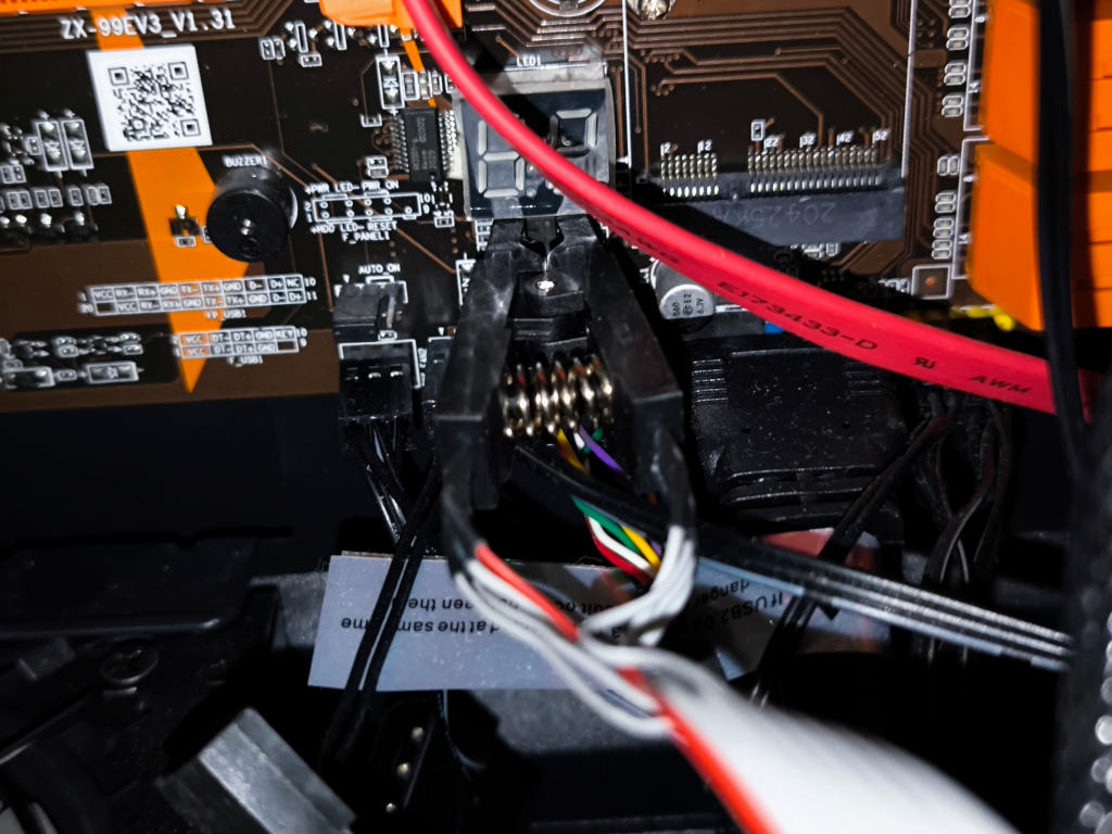 Clip di Programmazione SOIC8 attaccata al chip BIOS