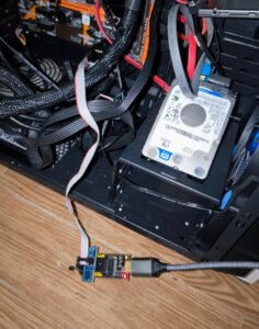 CH341A collegato alla scheda madre tramite cavo di prolunga